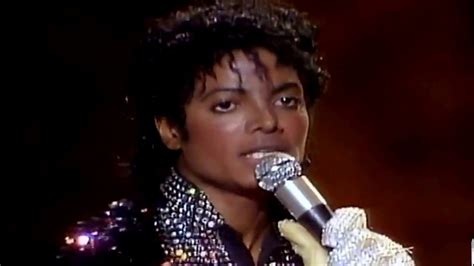 (1983) " Billie Jean " &233; uma can&231;&227;o do cantor e compositor norte americano Michael Jackson lan&231;ada como segundo compacto de seu sexto &225;lbum de est&250;dio Thriller de 1982. . Youtube michael jackson billie jean